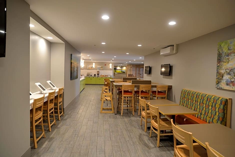 Country Inn & Suites by Radisson, Duluth North, MN