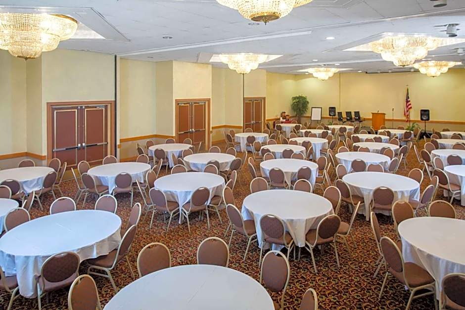 Days Inn & Suites by Wyndham Tallahassee Conf Center I-10