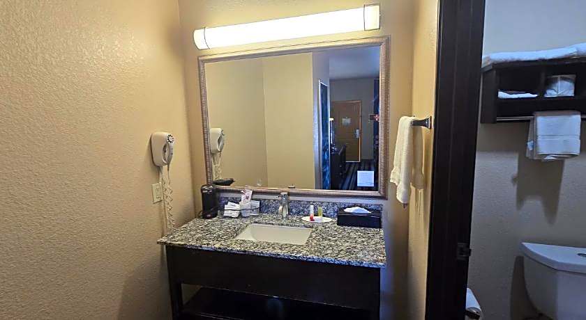 Super 8 by Wyndham Dilley TX