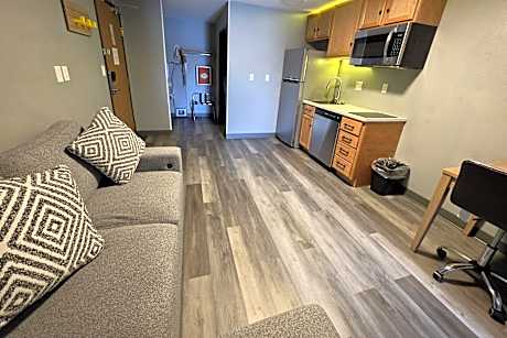 1 King Bed, One-Bedroom, Kitchenette Suite, Non-Smoking