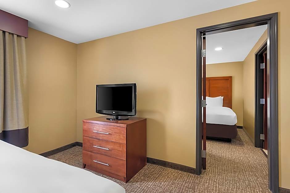 Photo 1 of 11 of 1 King Bed and 2 Queen Beds Suite