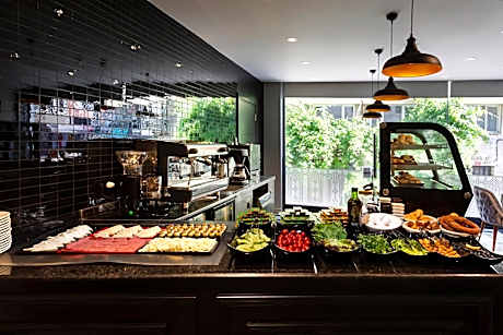 Deluxe Double Room (2 Adults + 1 Child)