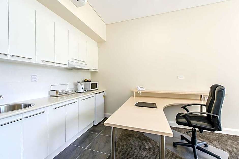 Belconnen Way Hotel & Serviced Apartments
