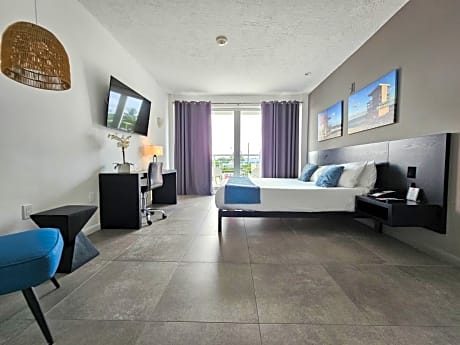 King Room with Balcony and City View - Non-Smoking
