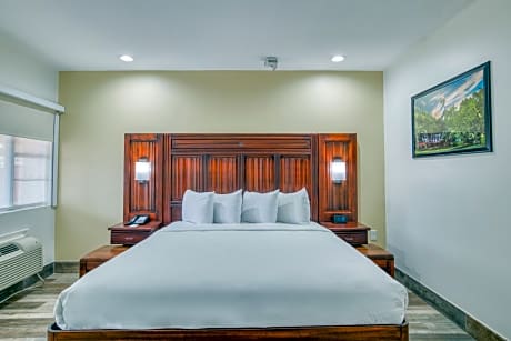 Deluxe King Room - Mobility Access/Non-Smoking - Non-refundable - Breakfast included in the price 