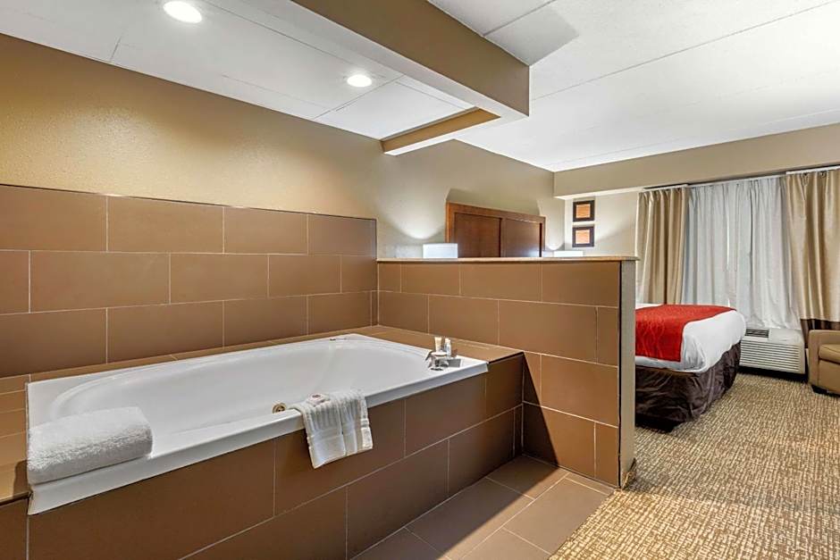 Comfort Inn & Suites Hamilton Place