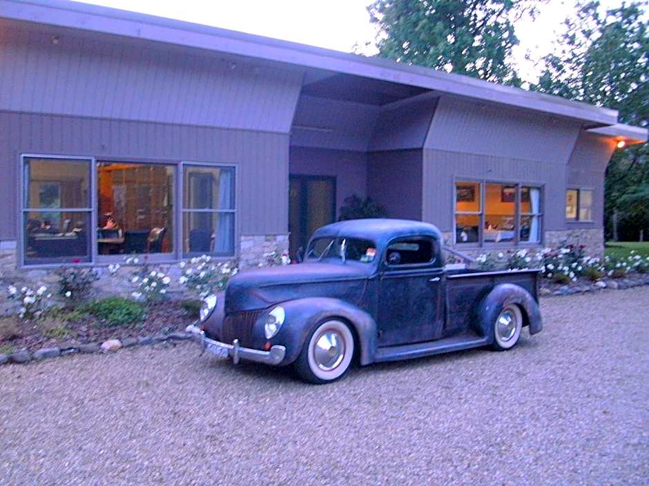 Buffalo Motel and Country Retreat