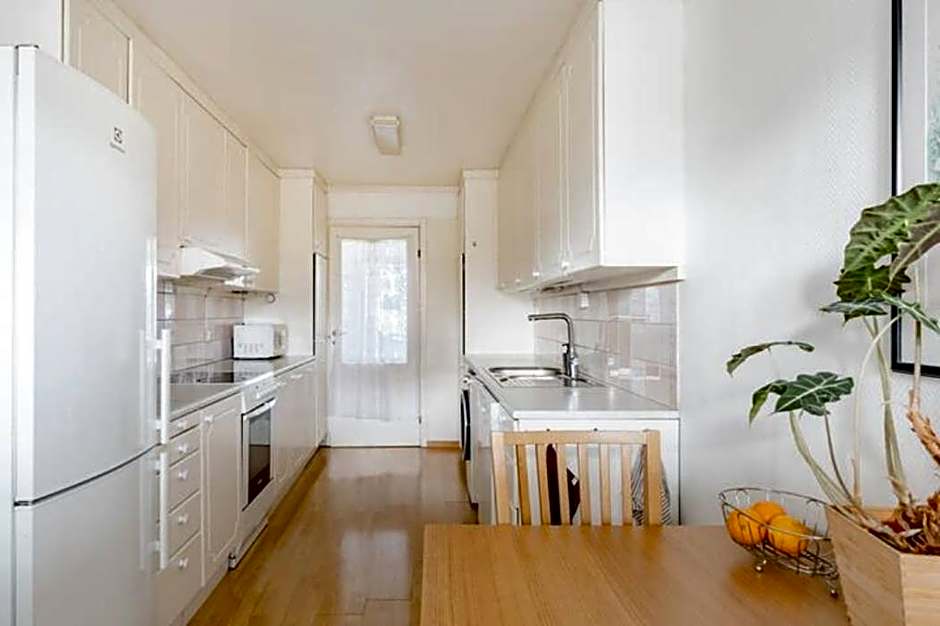 Calm and tidy room in apartment, 14min train ride to city center