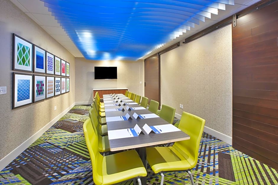 Holiday Inn Express & Suites Grand Rapids - Airport North By IHG