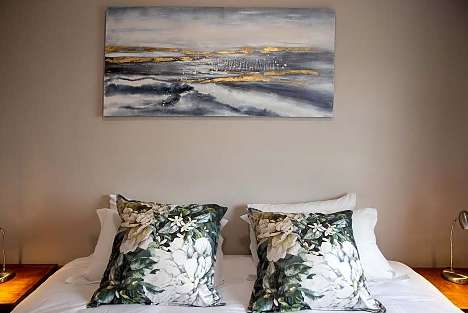 Out of Bounds Self-Catering Lodge