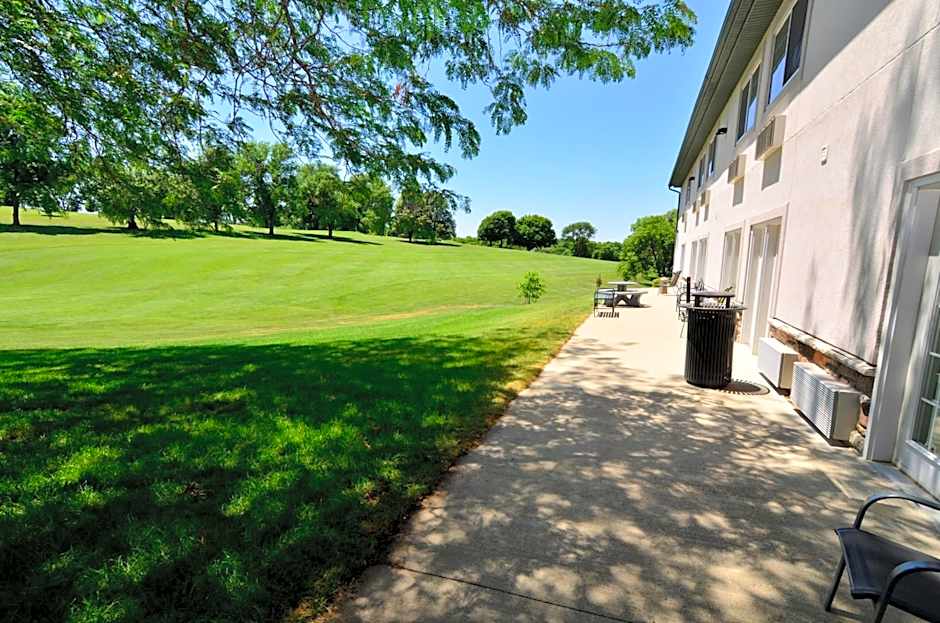 Cobblestone Inn & Suites - Denison | Majestic Hills