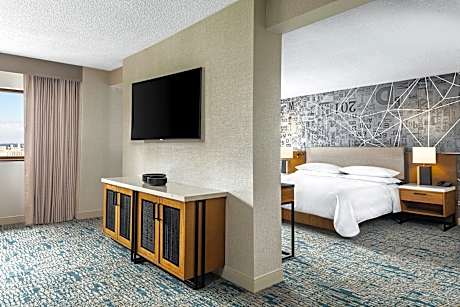 Governor's, Club lounge access, Signature Suite, 1 King, Sofa bed, City View view, Corner room