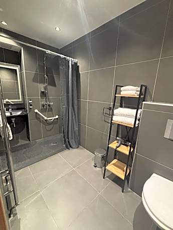 King Room with Roll-In Shower - Disability Access