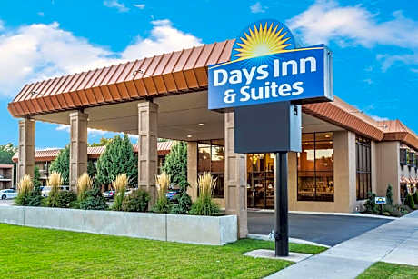 Days Inn & Suites by Wyndham Logan