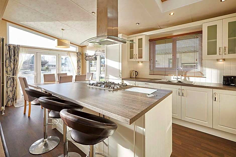 Lakeside Gem with Hot Tub