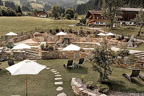 Alpine Historic Chalet with 4 Bedrooms, Hot Tub & Private Spa
