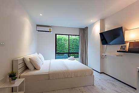 Suite with pool access