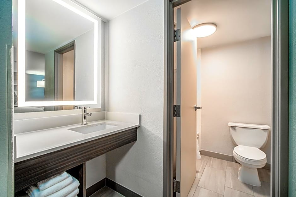 Holiday Inn Express & Suites Phoenix - Mesa West, an IHG Hotel