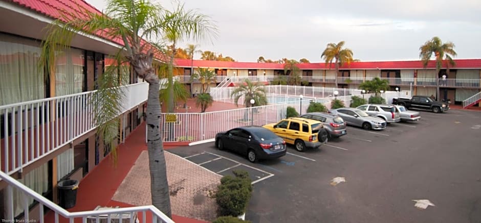 Express Inn & Suites - 5 Miles from St Petersburg Clearwater Airport