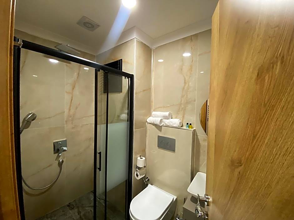 Rena Grand Residence & Suit