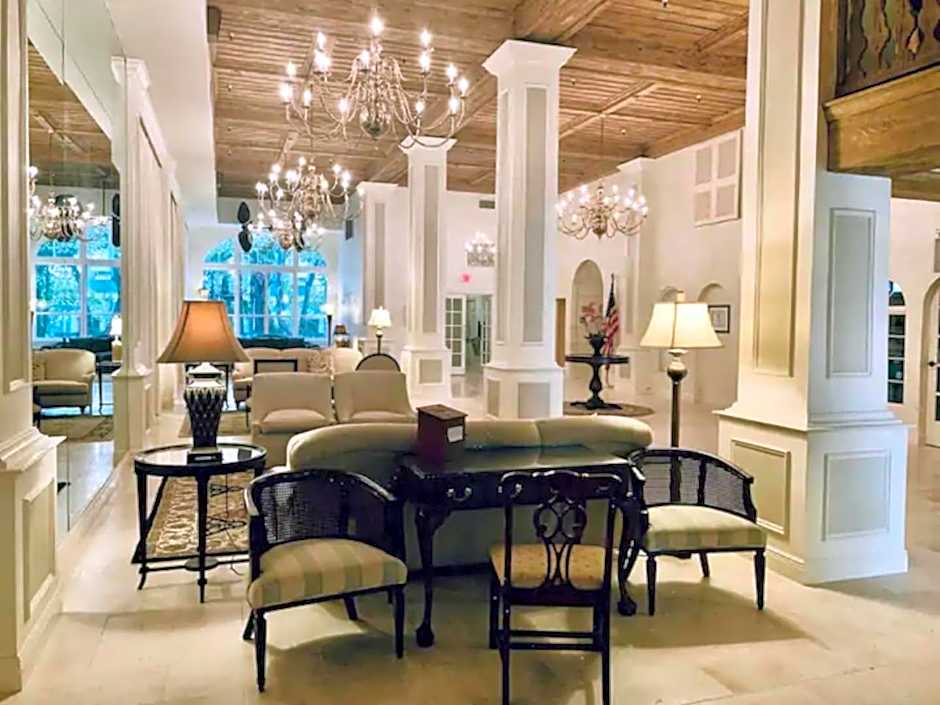 Tropical Beach Condo - Pool, Shops, 86" TV, WiFi