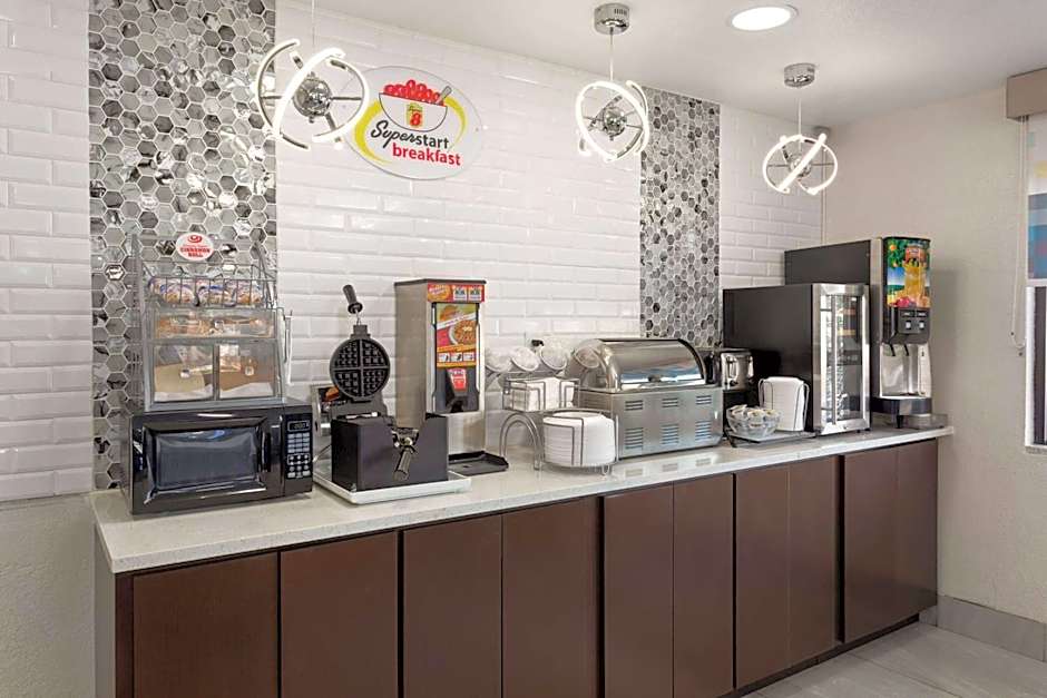 Super 8 by Wyndham Prattville Montgomery