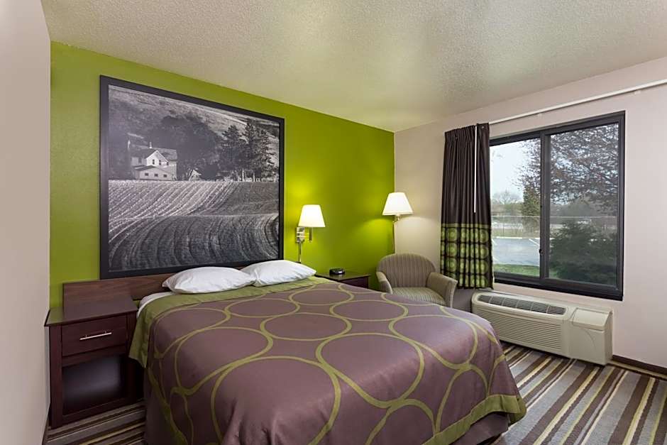 Super 8 by Wyndham Germantown/Milwaukee