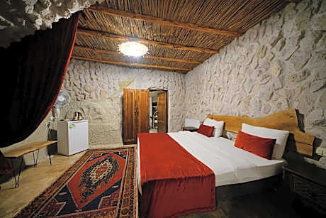 Superior Duplex Quadruple Cave Room with Spa Bath and Terrace