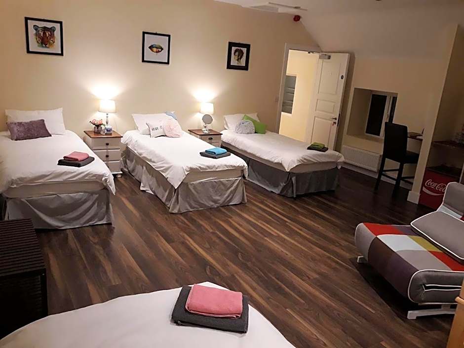 Ridge-Rock Accommodation