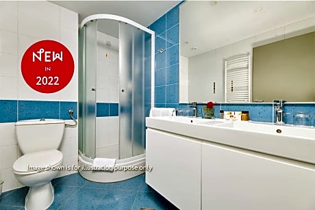 FAMILY ROOM PARK VIEW