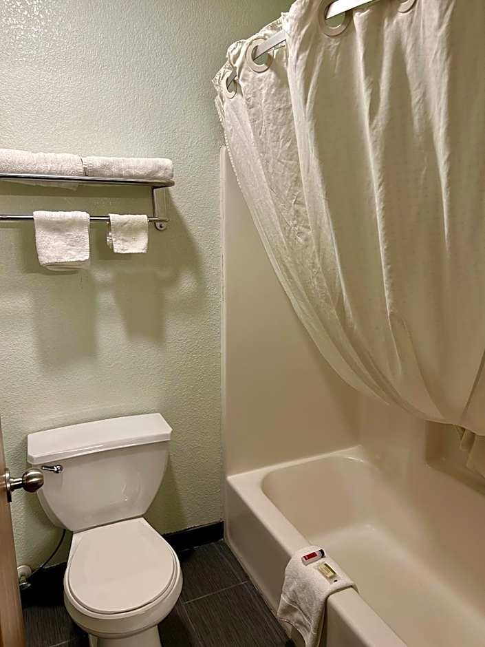 Super 8 by Wyndham Platte City Kansas City Area