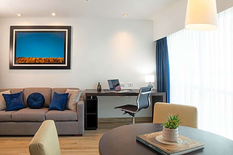 Wyndham Guayaquil, Puerto Santa Ana