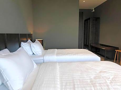 Standard Twin Room with Mountain View