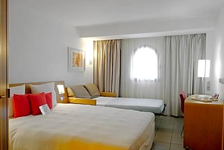 Family Room (2 Adults + 2 Children)