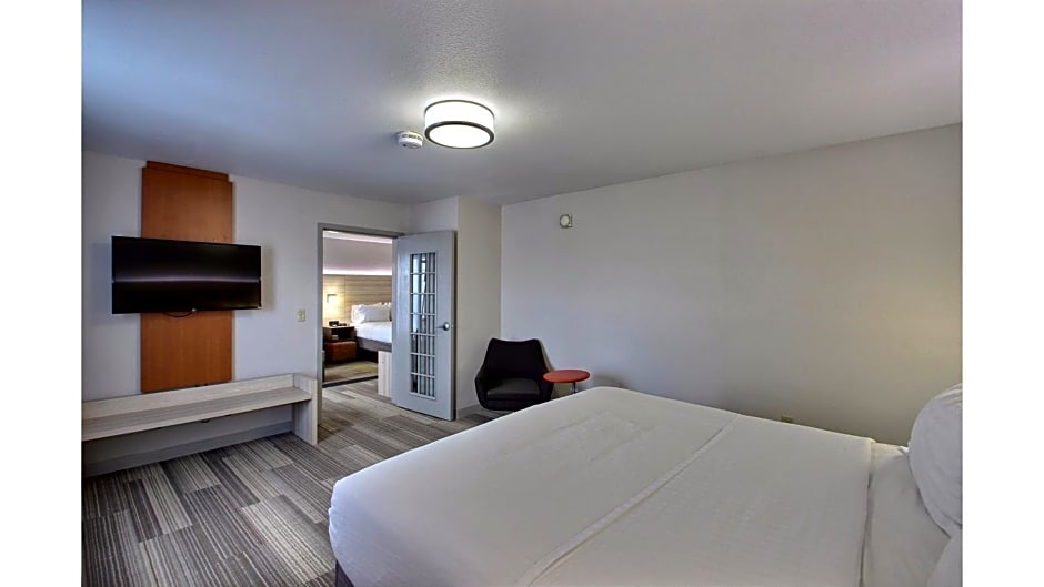 Holiday Inn Express Hotel & Suites Milwaukee Airport by IHG