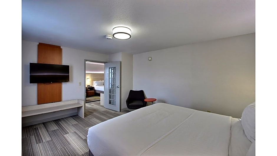 Holiday Inn Express Hotel & Suites Milwaukee Airport