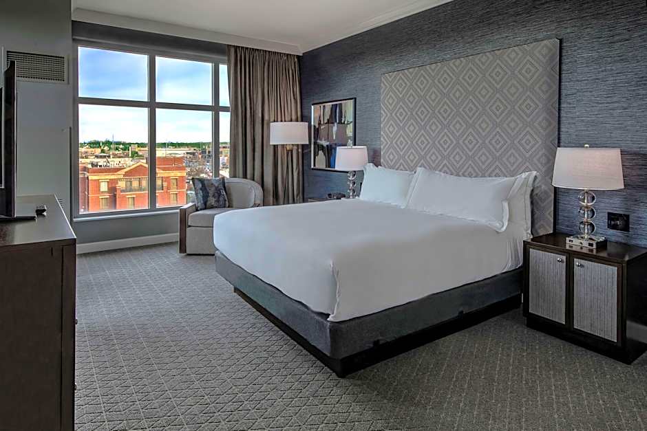 Photo 1 of 2 of 1 King Bed, Hearing/Mobility Accessible, Bathtub
