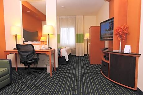 Executive Suite, 1 King, Sofa bed (Mobility &amp; Hearing Accessible w/ Tub)