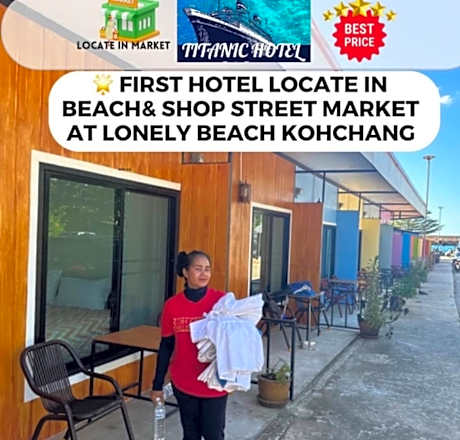 Lonely beach complex titanic hotel in beach shopping street markets ในศูนการค้าติดทะเล