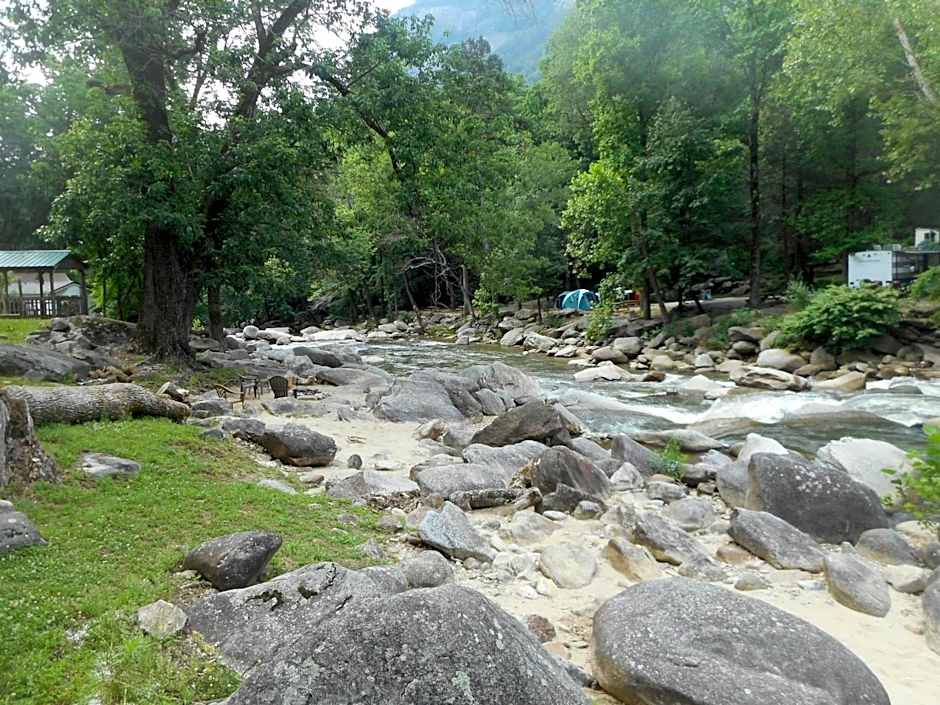 The Evening Shade River Lodge and Cabins