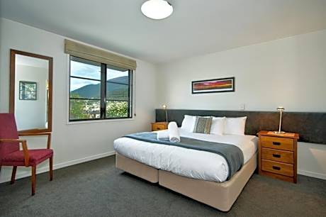 Executive Three-Bedroom Two-Bathroom Apartment with Access To Courtyard