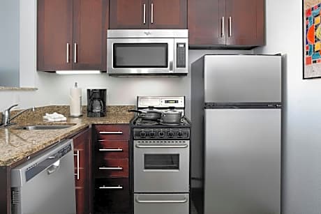Suite, 2 Bedrooms, City View (Mobility/Hearing Accessible, Tub) (2 Double Beds)