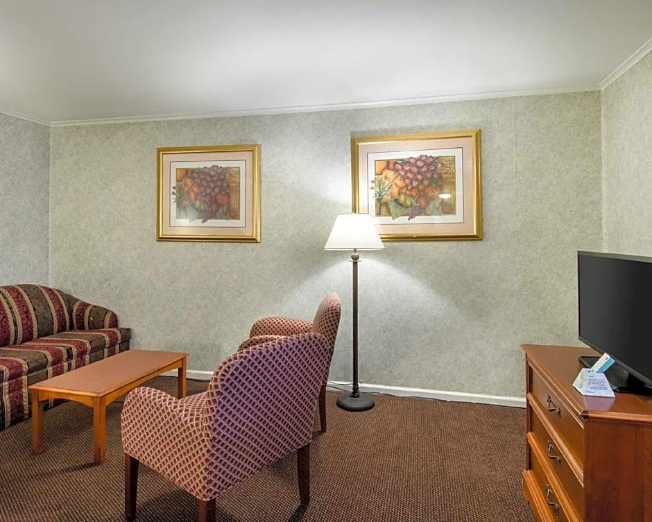 Econo Lodge Inn & Suites