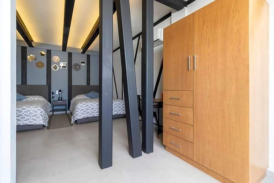 3Ph Amazing 2Bdrm 2bath private terrace fits 10