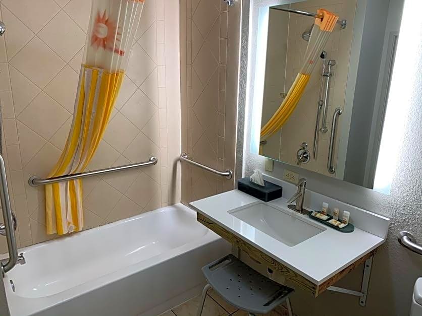 La Quinta Inn & Suites by Wyndham Panama City Beach