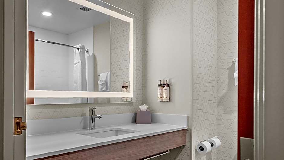 Holiday Inn Express Hotel & Suites Manchester - Airport By IHG