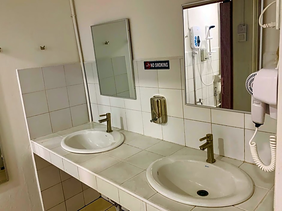 SPOT ON 89900 Jesselton Capsule Inn