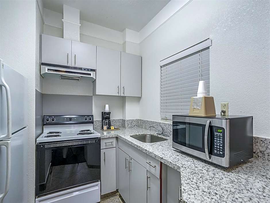 Days Inn & Suites by Wyndham Webster NASA-ClearLake-Houston