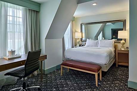 Superior 1 Queen Room With Balcony