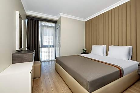 DeLuxe One-Bedroom Apartment with Balcony